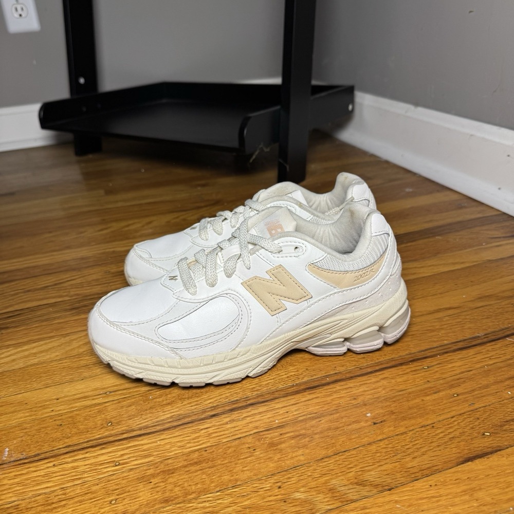 New Balance 2002R Moonbeam Frappe GC2002VF Kids Shoes Size 6Y Cream Tan